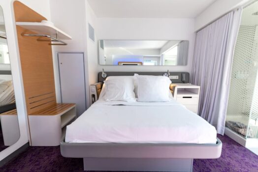 Łóżko na antresoli w kawalerce: projekt, konstrukcja, schody i bezpieczeństwo krok po kroku