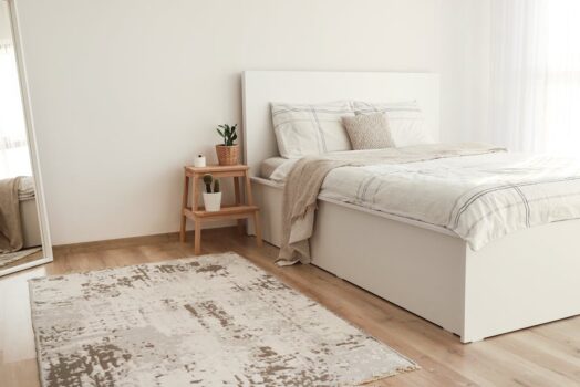 Domowa biblioteczka w bloku: regały, mocowanie do ścian, oświetlenie i bezpieczeństwo krok po kroku