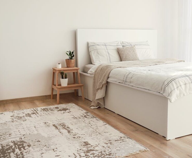 Domowa biblioteczka w bloku: regały, mocowanie do ścian, oświetlenie i bezpieczeństwo krok po kroku