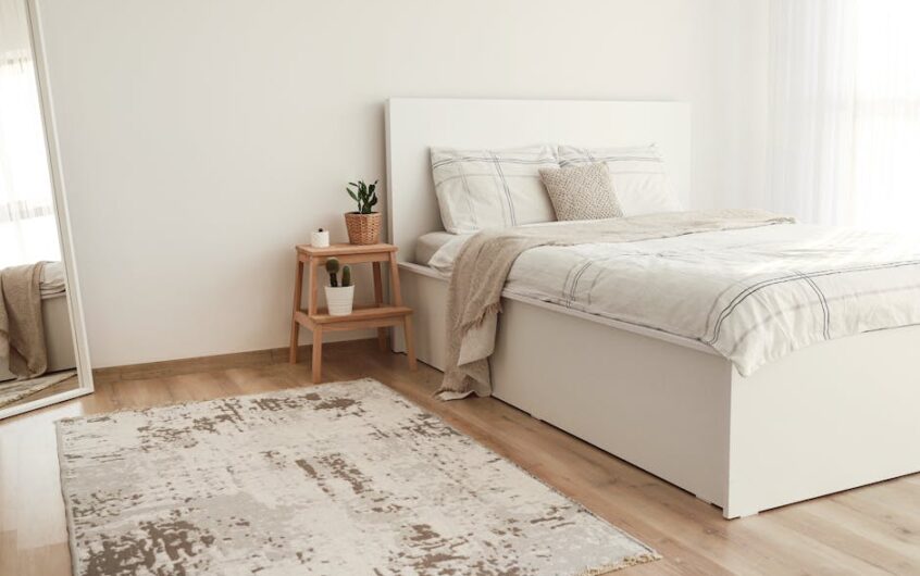 Domowa biblioteczka w bloku: regały, mocowanie do ścian, oświetlenie i bezpieczeństwo krok po kroku