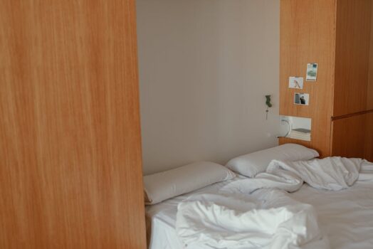 Łóżko chowane w szafie w salonie lub biurze: projekt, mechanizmy, montaż i bezpieczeństwo krok po kroku