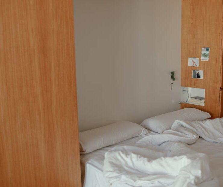 Łóżko chowane w szafie w salonie lub biurze: projekt, mechanizmy, montaż i bezpieczeństwo krok po kroku