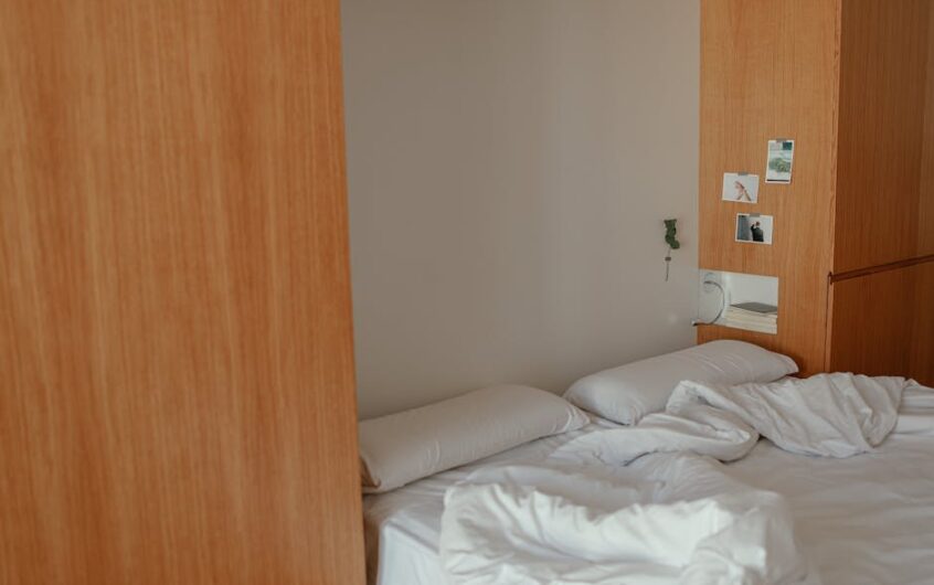 Łóżko chowane w szafie w salonie lub biurze: projekt, mechanizmy, montaż i bezpieczeństwo krok po kroku