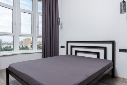 Zabudowa karnisza: sufitowa wnęka na zasłony z LED - projekt i montaż krok po kroku