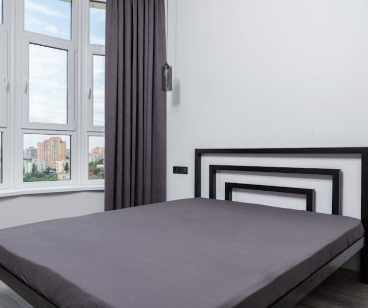 Zabudowa karnisza: sufitowa wnęka na zasłony z LED - projekt i montaż krok po kroku