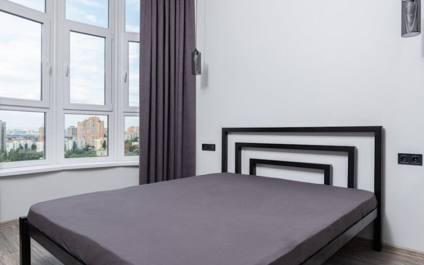 Zabudowa karnisza: sufitowa wnęka na zasłony z LED - projekt i montaż krok po kroku