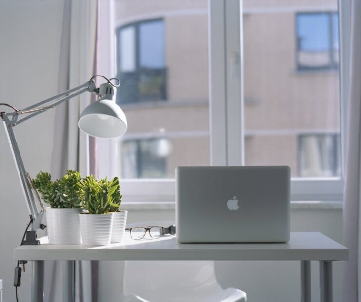 Parapet jako biurko: ergonomia, grzejnik pod oknem, montaż i okablowanie krok po kroku