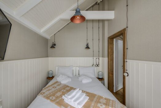 Drzwi przesuwne w mieszkaniu: system naścienny czy kasetowy, dobór i montaż krok po kroku