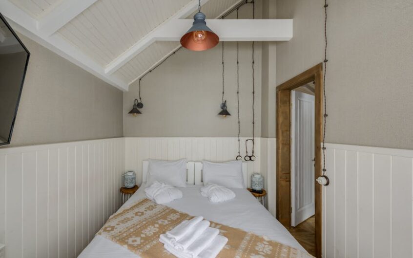 Drzwi przesuwne w mieszkaniu: system naścienny czy kasetowy, dobór i montaż krok po kroku