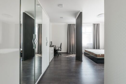 Biuro w szafie w mieszkaniu: projekt, wentylacja, oświetlenie i montaż krok po kroku