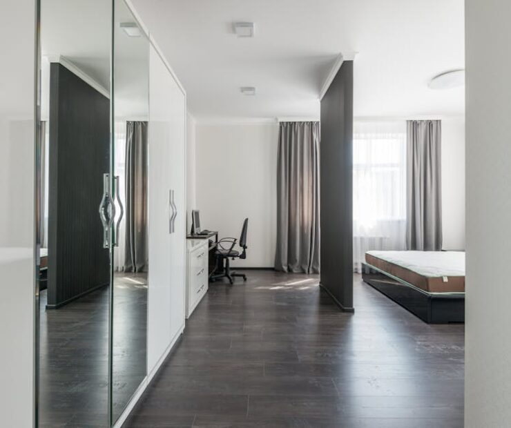 Biuro w szafie w mieszkaniu: projekt, wentylacja, oświetlenie i montaż krok po kroku