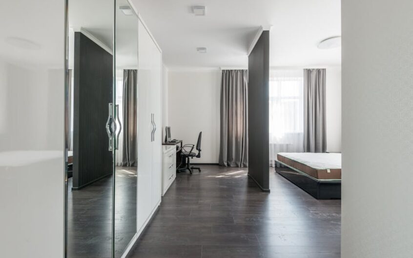 Biuro w szafie w mieszkaniu: projekt, wentylacja, oświetlenie i montaż krok po kroku