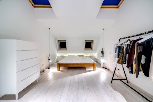 Zabudowa skosów na poddaszu: szafy, schowki i biurko - pomiar, systemy i montaż krok po kroku