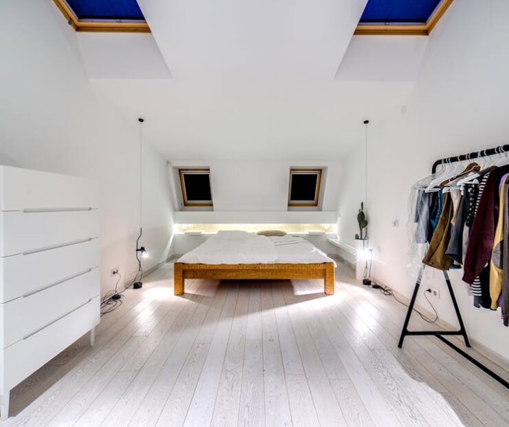 Zabudowa skosów na poddaszu: szafy, schowki i biurko - pomiar, systemy i montaż krok po kroku