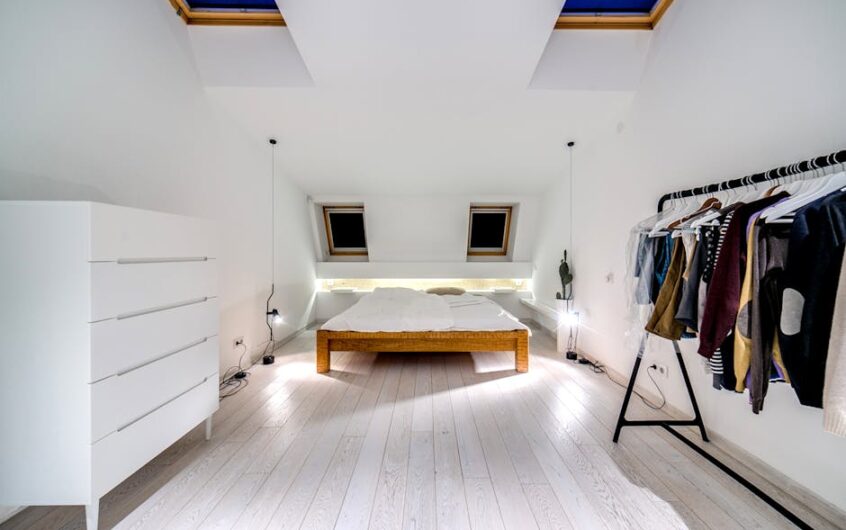 Zabudowa skosów na poddaszu: szafy, schowki i biurko - pomiar, systemy i montaż krok po kroku