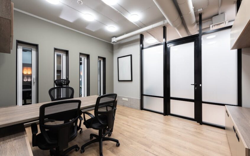 Ścianka loftowa w mieszkaniu: projekt, szkło, profile i montaż krok po kroku