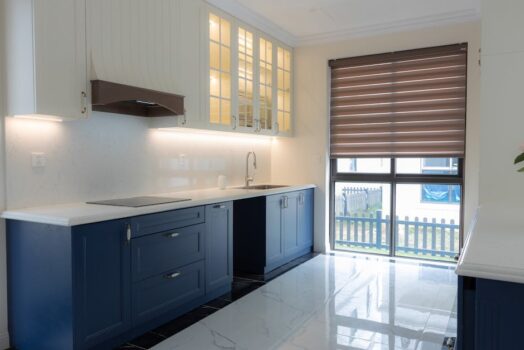 Oświetlenie podszafkowe LED w kuchni: profile, zasilacze, sterowanie i montaż krok po kroku