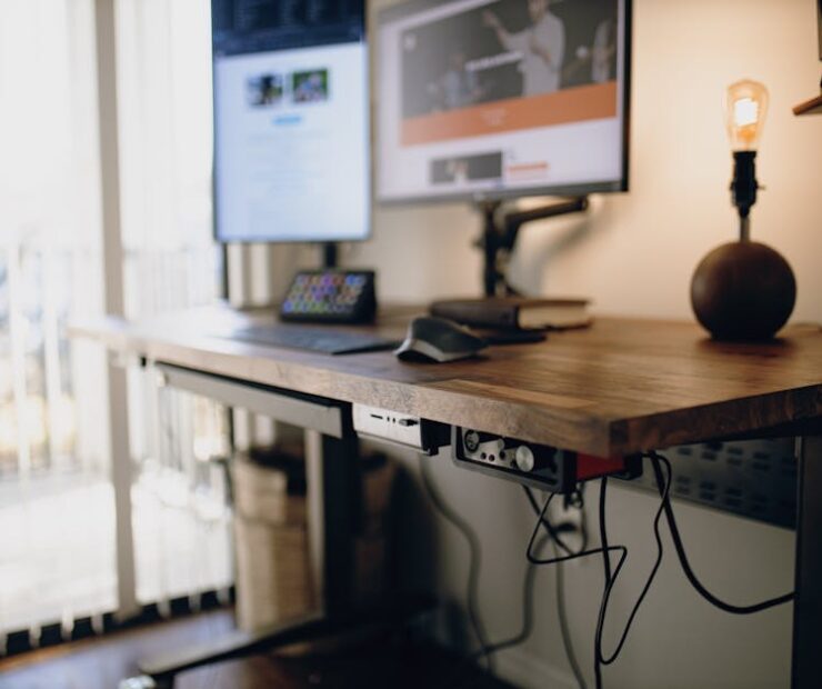 Porządek kabli w biurku: przelotki, gniazda blatowe i prowadzenie przewodów krok po kroku