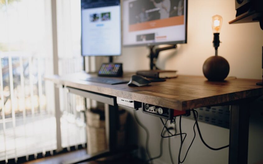 Porządek kabli w biurku: przelotki, gniazda blatowe i prowadzenie przewodów krok po kroku