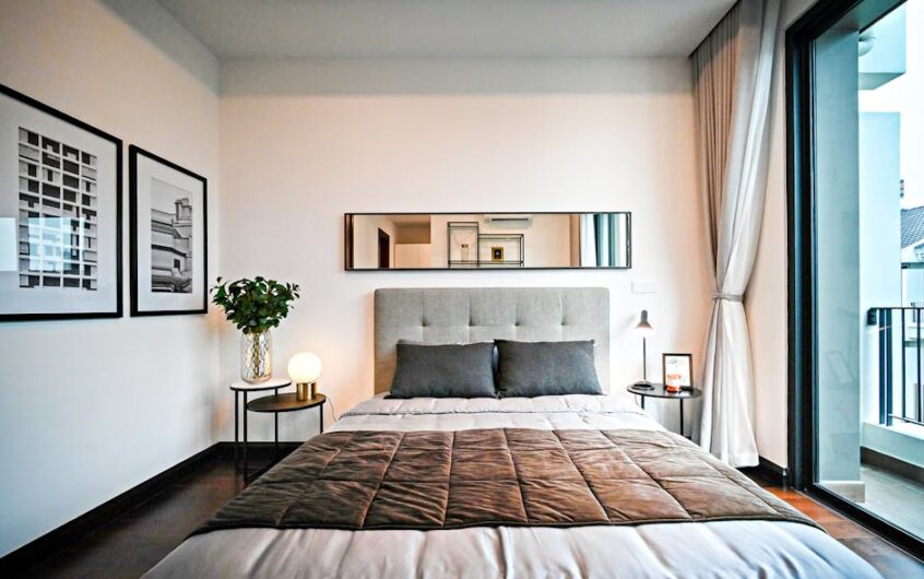 Wezgłowie tapicerowane na całą ścianę: panele, akustyka i montaż krok po kroku