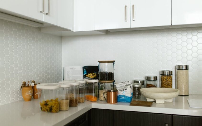 Ściana nad blatem w kuchni: szkło, spiek, gres czy farba - dobór, montaż i koszty