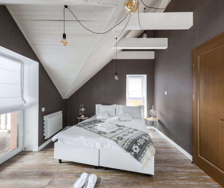 Rolety plisowane w mieszkaniu: dobór tkaniny, pomiar i montaż bez wiercenia krok po kroku