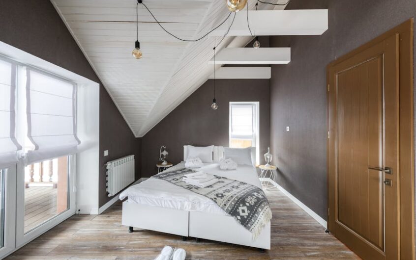 Rolety plisowane w mieszkaniu: dobór tkaniny, pomiar i montaż bez wiercenia krok po kroku