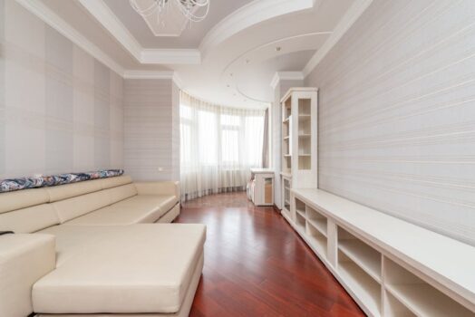 Sufit napinany w mieszkaniu: rodzaje, oświetlenie, montaż i koszty krok po kroku