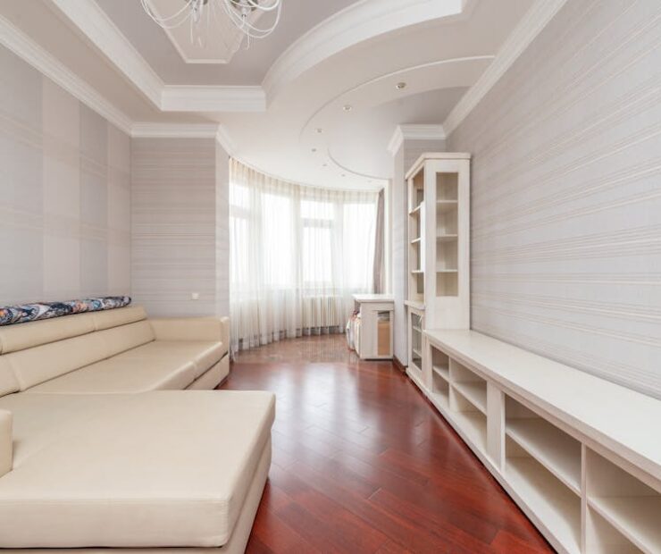 Sufit napinany w mieszkaniu: rodzaje, oświetlenie, montaż i koszty krok po kroku