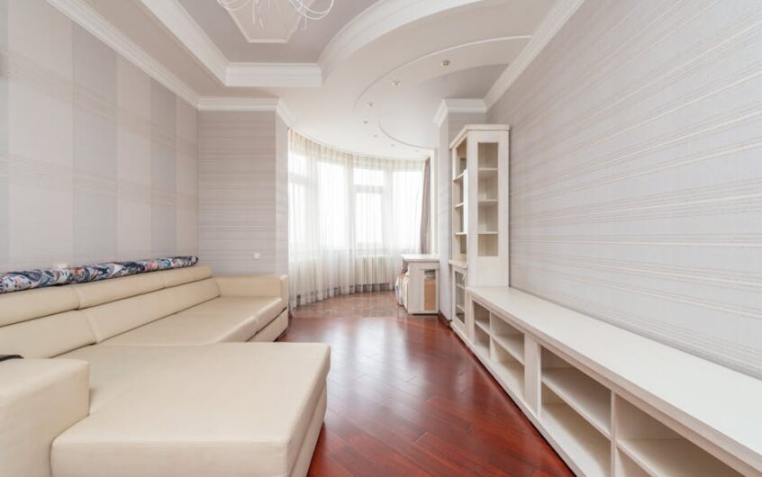 Sufit napinany w mieszkaniu: rodzaje, oświetlenie, montaż i koszty krok po kroku