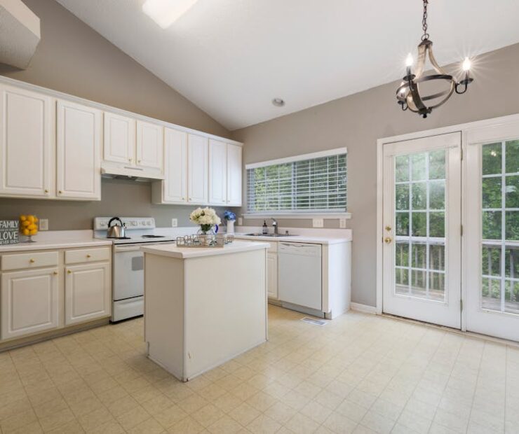 Wyspa kuchenna w bloku: wymiary, instalacje, okap i montaż krok po kroku