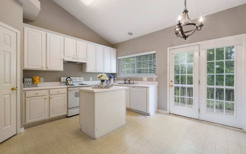 Wyspa kuchenna w bloku: wymiary, instalacje, okap i montaż krok po kroku