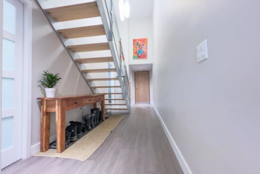 Wnęka pod schodami: szafy, siedzisko i schowki - projekt, wymiary i montaż krok po kroku