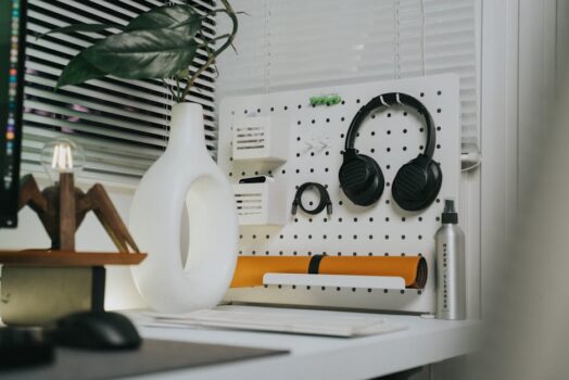 Ściana pegboard w mieszkaniu: sklejka, HDF czy metal - projekt, akcesoria i montaż krok po kroku